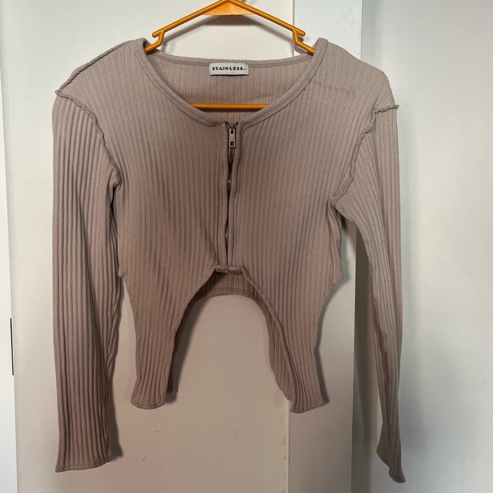 Source unknown zip up top w cute stitching detail